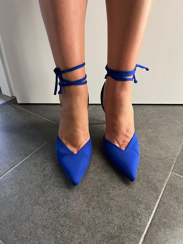 Tacones azules destalonados tiras al tobillo. T.38