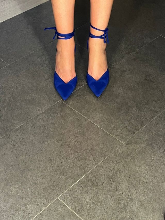 Tacones azules destalonados tiras al tobillo. T.38