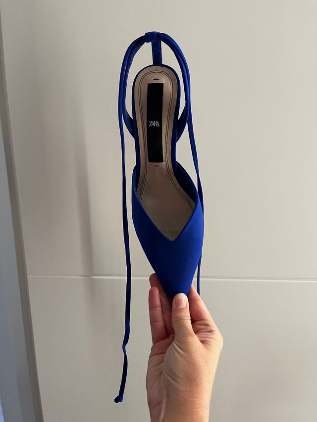 Tacones azules destalonados tiras al tobillo. T.38