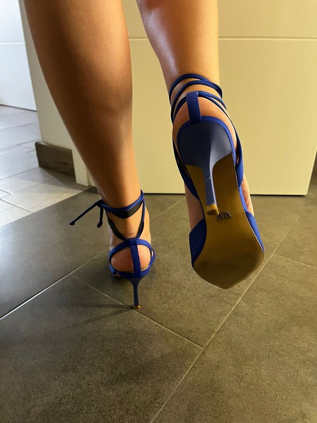 Tacones azules destalonados tiras al tobillo. T.38