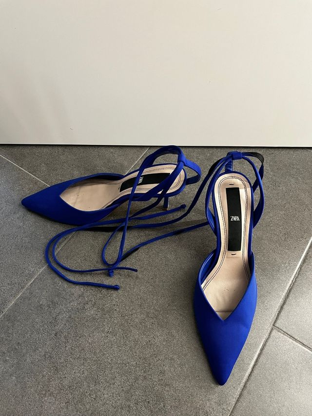 Tacones azules destalonados tiras al tobillo. T.38