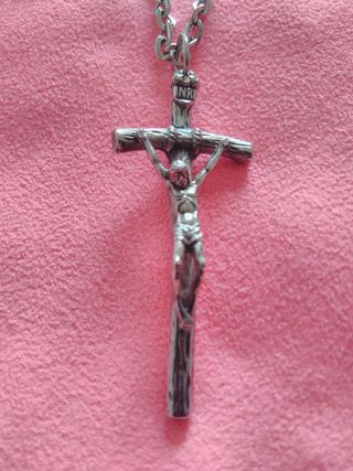 Cadena y colgante de cruz