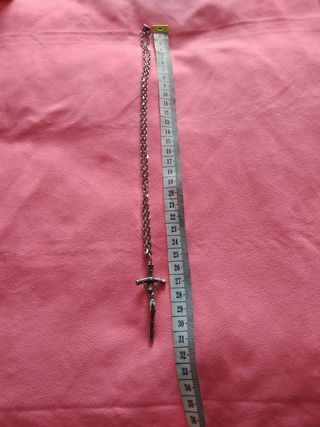 Cadena y colgante de cruz