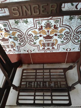 Mesa pie de Máquina Coser Singer Antigua