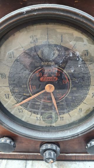 Radio antigua mariscal iberica con reloj