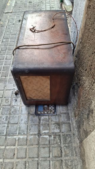 Radio antigua mariscal iberica con reloj