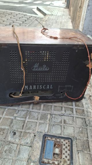 Radio antigua mariscal iberica con reloj
