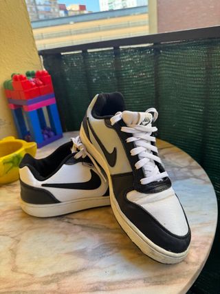 Zapatillas Nike blancas y negras