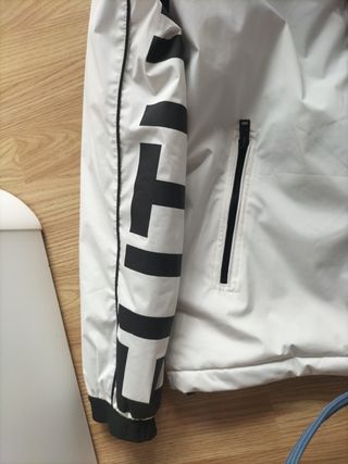 Chaqueta blanca deportiva