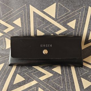 Gafas llama SHEIN rojas y negras