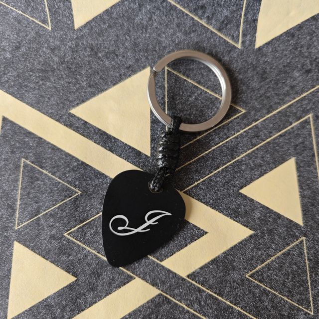 Llavero púa guitarra personalizado - Letra J