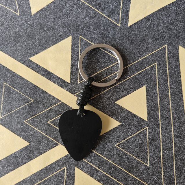 Llavero púa guitarra personalizado - Letra J