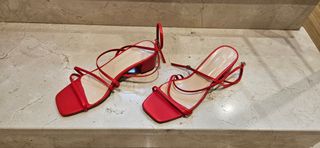 Sandalias rojas tacón mediano