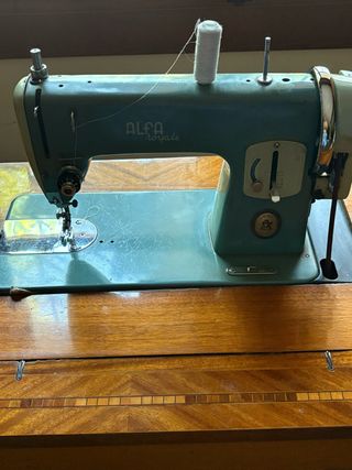 Máquina coser Alfa Royale antigua