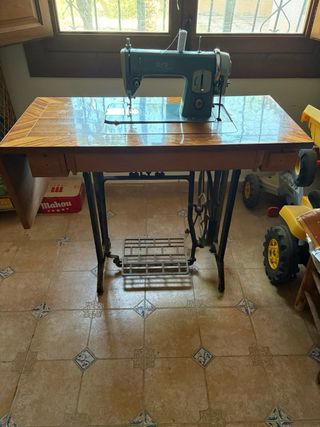 Máquina coser Alfa Royale antigua