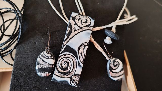 Joyas plata-negro: Collar y pendientes