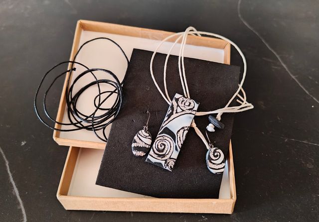 Joyas plata-negro: Collar y pendientes