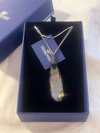 Colgante Swarovski lágrima con doble cadena.