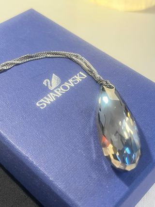 Colgante Swarovski lágrima con doble cadena.
