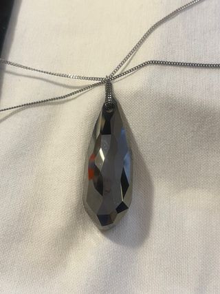 Colgante Swarovski lágrima con doble cadena.