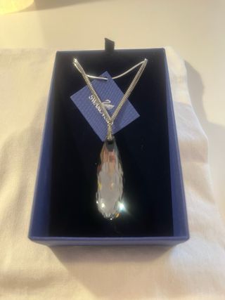 Colgante Swarovski lágrima con doble cadena.