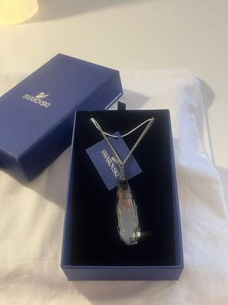 Colgante Swarovski lágrima con doble cadena.