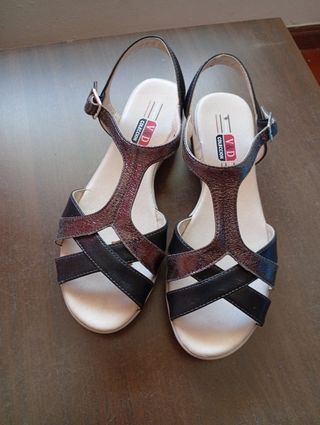 Sandalias V&D negras y marrones