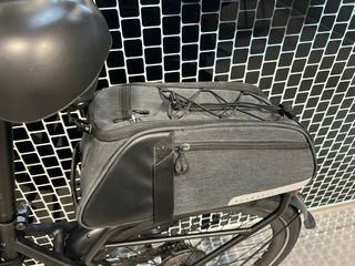 Bicicleta eléctrica urbana negra