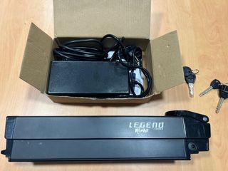 Bicicleta eléctrica urbana negra