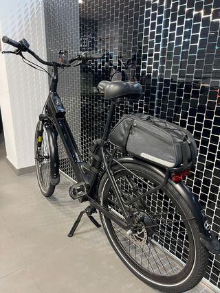 Bicicleta eléctrica urbana negra