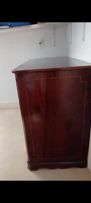 Cómoda antigua de madera