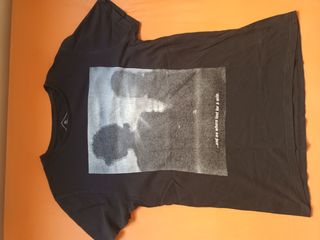 Camiseta negra con estampado