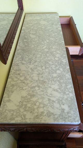 Cómoda antigua de madera tallada