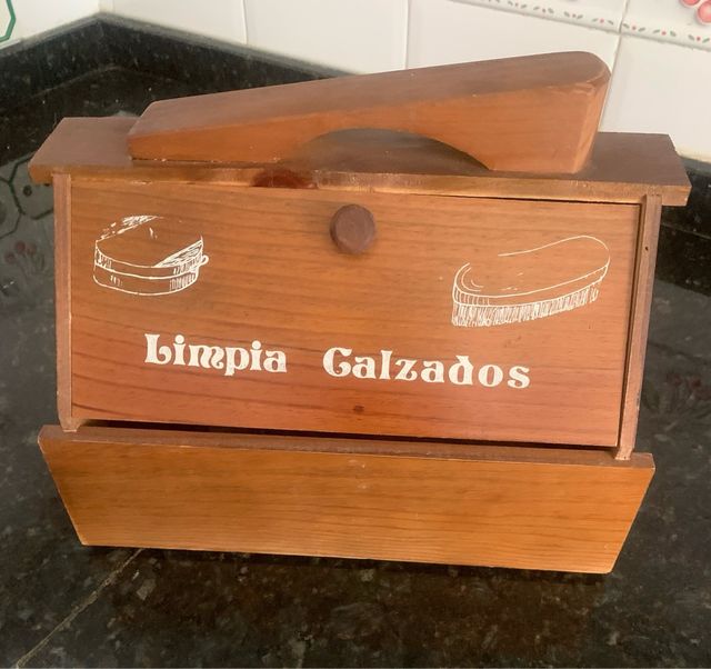 Caja limpia calzado madera. En perfecto estado