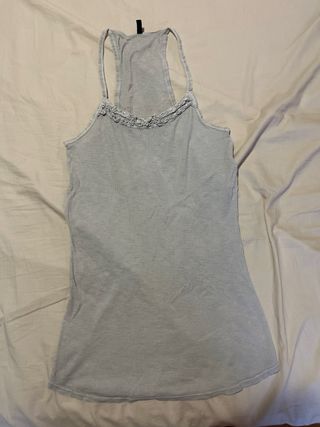 Camiseta gris de tirantes con encaje