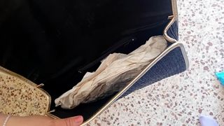 Bolso de mano negro conchas doradas