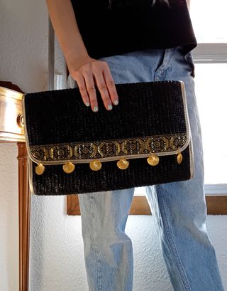 Bolso de mano negro conchas doradas