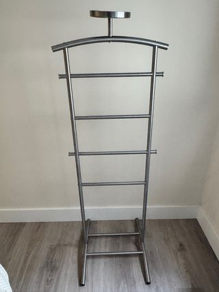 Perchero metálico Galán de noche