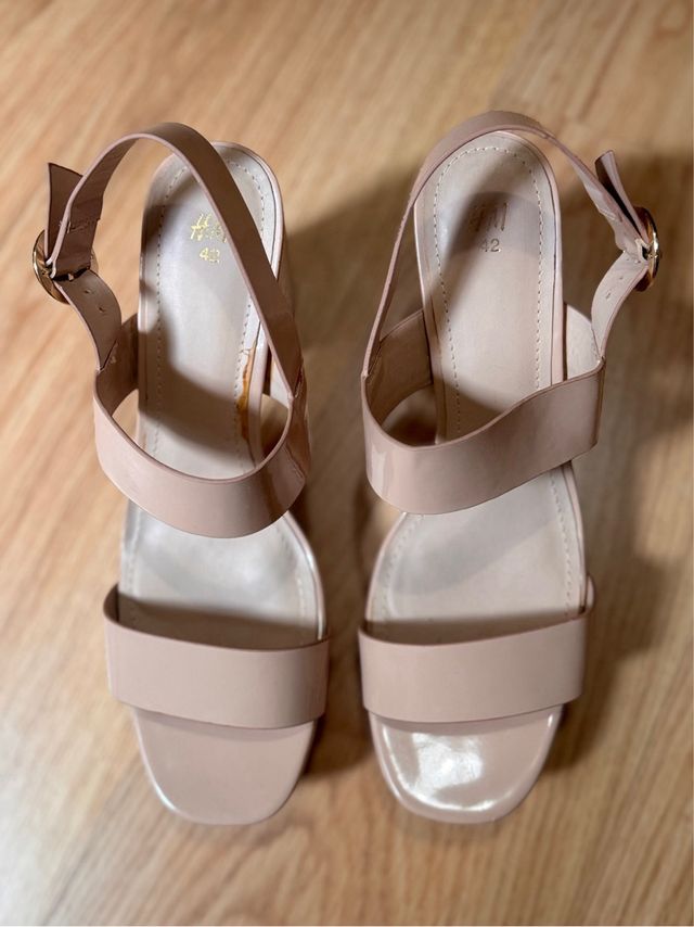 Sandalias nude de plataforma. Talla 42.  H&M.
