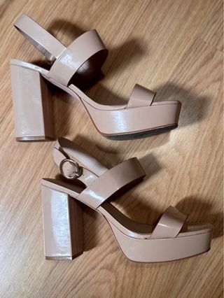 Sandalias nude de plataforma. Talla 42.  H&M.