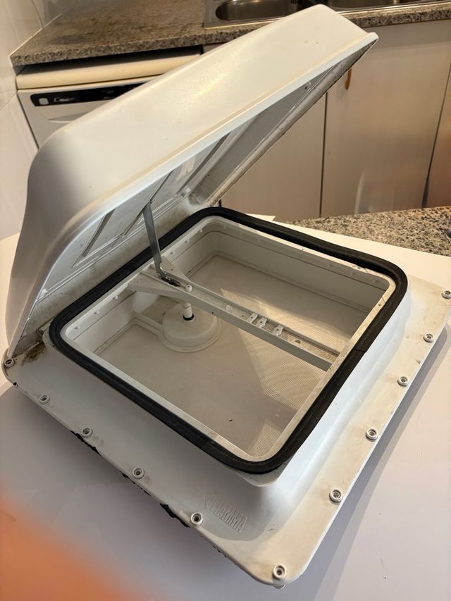 Claraboya Fiamma Vent 40 + oscurecedor Rollo Vent