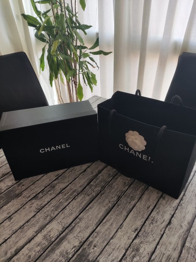 Scatola e borsa Chanel  31 x 21 x 10 cm