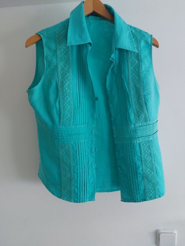 Blusa turquesa sin mangas de lino.