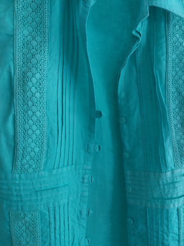 Blusa turquesa sin mangas de lino.