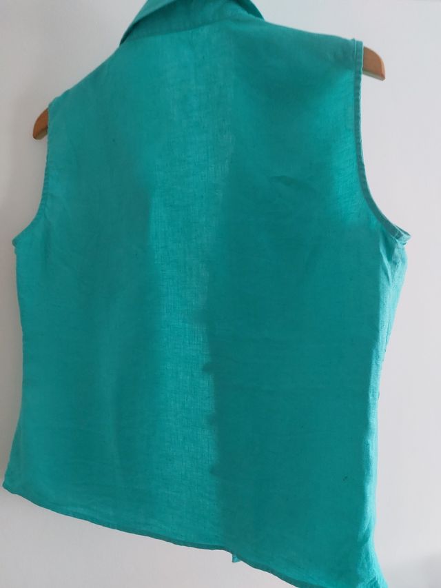 Blusa turquesa sin mangas de lino.