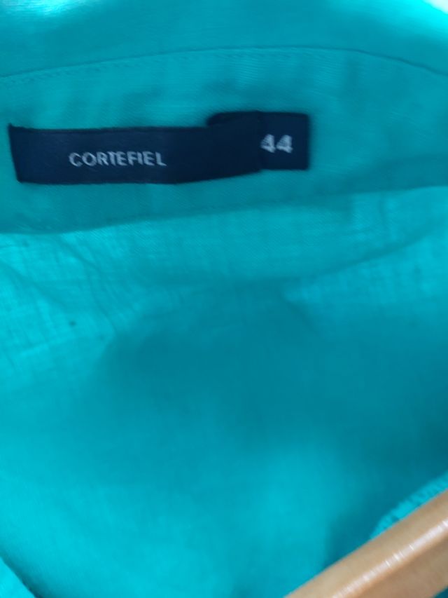 Blusa turquesa sin mangas de lino.