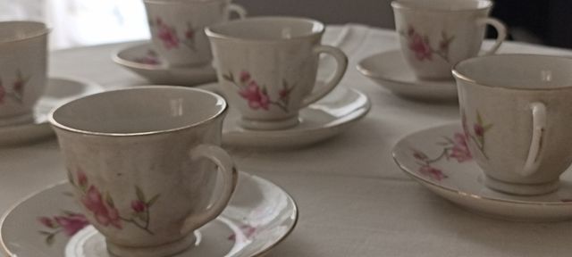 Juego café 6 tazas y 6 platos porcelana (OB44)