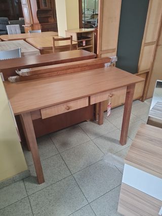 Mesa de madera marrón - Escritorio