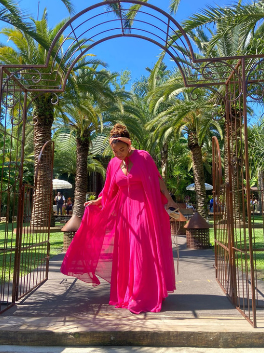 Vestido evento/novia largo rosa fluido con capa