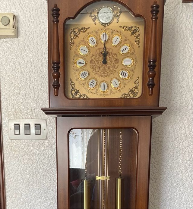Orologio da piede antico con carillon
